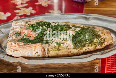 Lachs mit Knoblauch und Kräuter nach dem Backen im Ofen auf dem Tablett. Stockfoto