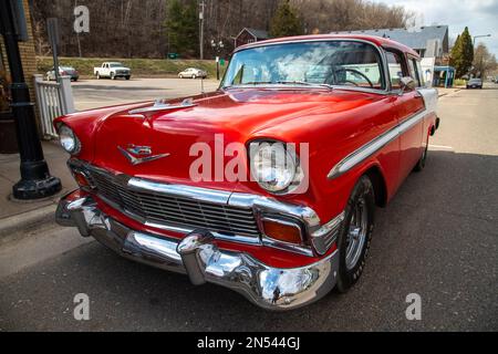 Klassischer Vintage 1956 Chevrolet Bel Air Nomad an einem Frühlingstag in Taylors Falls, Minnesota, USA. Stockfoto