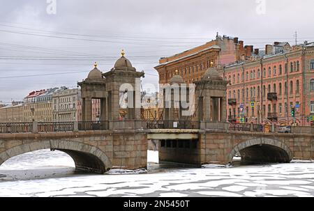 Lomonosov-Brücke über den Fontanka River, am besten erhaltene hoch aufragende bewegliche Brücken, die im 18. Jahrhundert typisch für St. Petersburg waren Stockfoto