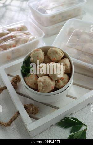 Eine Schüssel Fleischbällchen in einer weißen Schüssel Stockfoto
