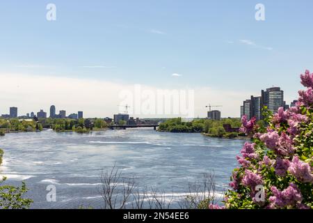 Ottawa, Kanada - 18. Mai 2022: Stadtblick in der Frühlingssaison. Portage Bridge zwischen Ottawa, Ontario und Gatineau, Quebec in Kanada. Stockfoto