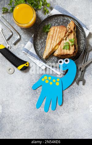 Alles gute zum Vatertag. Vatertag Karte Dinosaurier und Heimwerker Frühstück für Vater auf grauen Stein Tisch. Blick von oben. Speicherplatz kopieren. Stockfoto