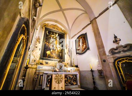 Ein Blick auf Caravaggios berühmtes Gemälde, die sieben Werke der Barmherzigkeit. Im Pio Monte della Misericordia in Neapel, Neapel, Italien, Italien. Stockfoto