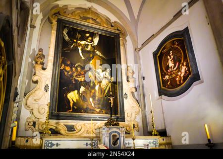 Ein Blick auf Caravaggios berühmtes Gemälde, die sieben Werke der Barmherzigkeit. Im Pio Monte della Misericordia in Neapel, Neapel, Italien, Italien. Stockfoto