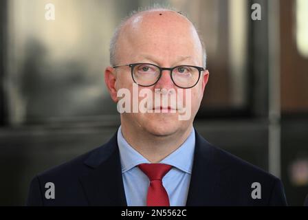 Potsdam, Deutschland. 08. Februar 2023. Dietmar Nietan (SPD), Koordinatorin der deutsch-polnischen intergesellschaftlichen und grenzüberschreitenden Zusammenarbeit, nimmt am deutsch-polnischen Eisenbahngipfel 5. am Kaiserbahnhof Teil. Themen sind der Ausbau der Eisenbahninfrastruktur zwischen Deutschland und Polen und Perspektiven für die weitere Entwicklung. Kredit: Jens Kalaene/dpa/Alamy Live News Stockfoto