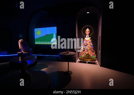 Außenseiter, Folk Art San Gennaro Parade, Festivalfigur aus kleinen Plastikteilen. Im Plart, Plastics History Museum in Neapel, Neapel, Italien, Stockfoto