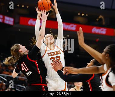 Austin, Texas, USA. 8. Februar 2023. Der texanische Wachmann NDJAKALENGA MWENENTANDA (32) versucht, während eines großen 12-Basketballspiels zwischen Texas und Texas Tech in Austin gegen den texanischen Tech-Wachmann Katie Ferrell (41) einen Schuss zu erhalten. (Kreditbild: © Scott Coleman/ZUMA Press Wire) NUR REDAKTIONELLE VERWENDUNG! Nicht für den kommerziellen GEBRAUCH! Stockfoto
