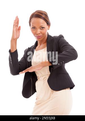 Eine Frau, die das Sagen hat und bereit ist zu kämpfen. Eine ethnische Geschäftsfrau, die Karate-Moves macht. Stockfoto