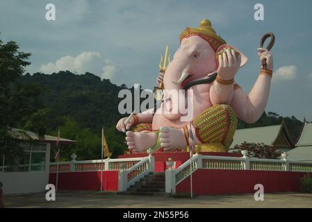 Große Freiluft-Genesha ist eine der am weitesten verehrten Gottheiten im Hinduismus. Gelegen in Phuttha Utthayan Makha Bucha Anusorn (Buddhismus Memorial Park). Stockfoto