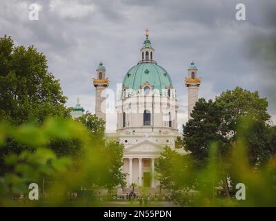 Katholische Kirche im südlichen Teil des Karlsplatzes, Wien. Eines der Symbole der Stadt. Die Karlskirche ist ein hervorragendes Beispiel des Originals Stockfoto