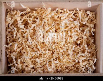 Holzhintergrundkiste Holzspäne zum Verpacken von Paketpaketen Stockfoto