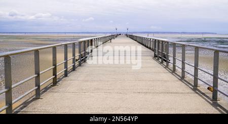 Andernos les Bains leerer Pontonpier am Sandstrand Stockfoto