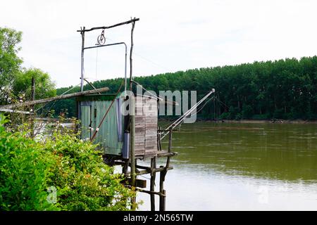 carrelet Angelhütte auf Pfählen oder Carrelets in pauillac in medoc gironde frankreich Stockfoto