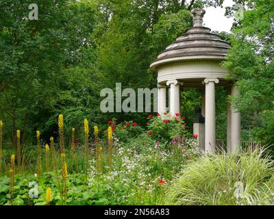 Denkmal für David Friedrich Strauss (geboren am 27. Januar 1808 in Ludwigsburg) (verstorben am 8. Februar 1874), im Bluehender Barock Ludwigsburg, BW. D Stockfoto