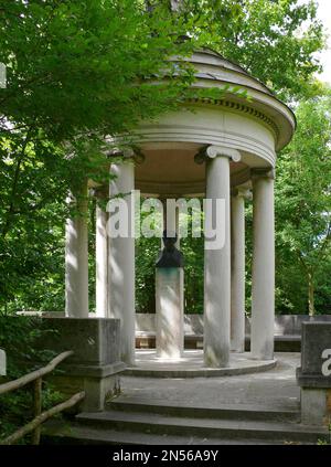 Denkmal für David Friedrich Strauss (geboren am 27. Januar 1808 in Ludwigsburg) (verstorben am 8. Februar 1874), im Bluehender Barock Ludwigsburg, BW. D Stockfoto