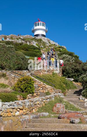 Touristen am Aussichtspunkt mit Leuchtturm, Cape Point, Cape of Good Hope, Table Mountain National Park, Cape Peninsula, Western Cape, Südafrika Stockfoto