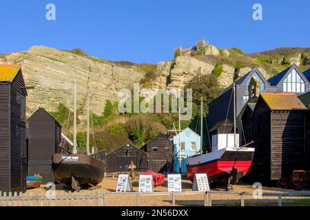 Hastings, Maritime Quarter, historische Boote und traditionelle schwarz geteerte Netzhütten, Outdoor Museum, Rock-a-Nore, East Sussex, Großbritannien Stockfoto