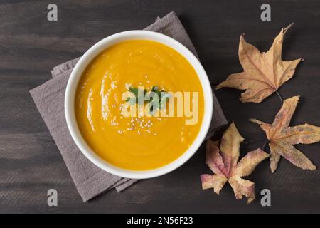 Top View Creme Suppe und Herbstblätter. Auflösung und hochwertige Fotos Stockfoto