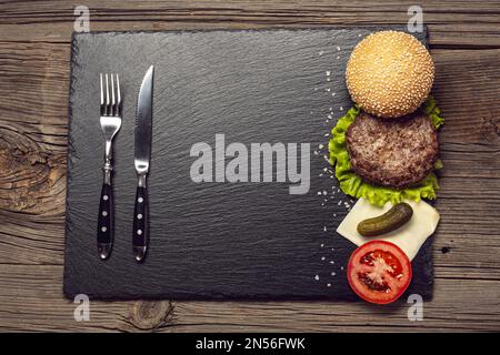 Schiefertafel mit Blick auf Burger und Zutaten. Auflösung und hochwertige Fotos Stockfoto