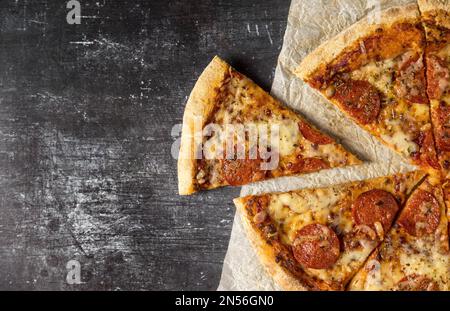 Von oben aus gibt es Salami-Pizza. Auflösung und hochwertige Fotos Stockfoto