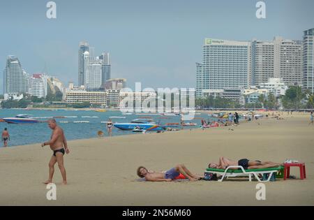 Touristen Sonnenbaden am Pattaya Beach Thailand Stockfoto