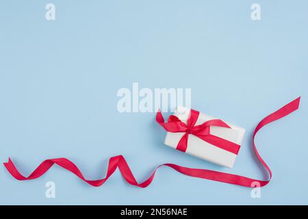 Rotes Band in der Nähe der Geschenkbox. Auflösung und hochwertige Fotos Stockfoto