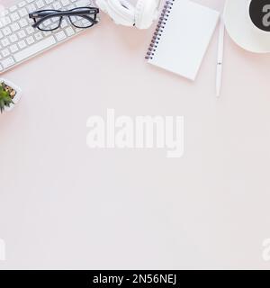 Arbeitsplatz mit verschiedenen Geräten Notebook Kaffeetasse rosa Hintergrund. Auflösung und hochwertige Fotos Stockfoto