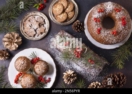 Blick von oben auf die weihnachtsdesserts mit roten Beeren und Pinienzapfen. Auflösung und hochwertige Fotos Stockfoto