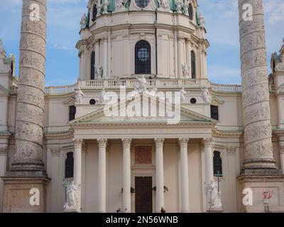 Katholische Kirche im südlichen Teil des Karlsplatzes, Wien. Eines der Symbole der Stadt. Die Karlskirche ist ein hervorragendes Beispiel des Originals Stockfoto