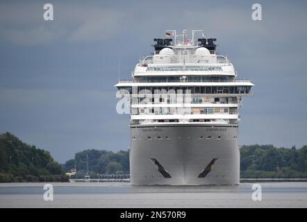 Das Kreuzfahrtschiff Seabourn Ovation fährt durch den Kieler Kanal, Schleswig-Holstein, Deutschland Stockfoto