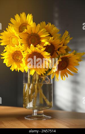 Ein Strauß wunderschöner Sonnenblumen in einer Vase auf einem Tisch im Haus Stockfoto