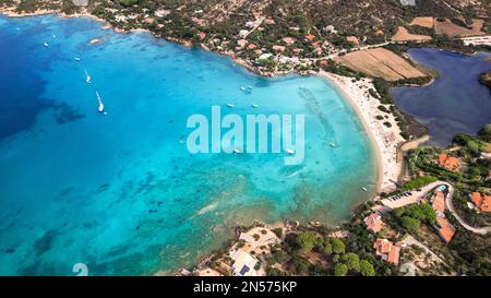 Sardegnia Insel Naturlandschaft und beste Strände. Panoramablick von der Drohne auf den wunderschönen Strand von Porto Taverna. Sommerferien in Italien Stockfoto