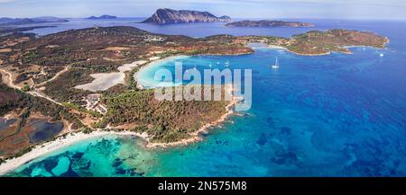 Sardegnia Insel Natur Landschaft und besten Stränden. Luftdrohne Panoramablick auf den schönen Brandinchi Strand bei Sonnenuntergang. Sommerferien in Italien Stockfoto