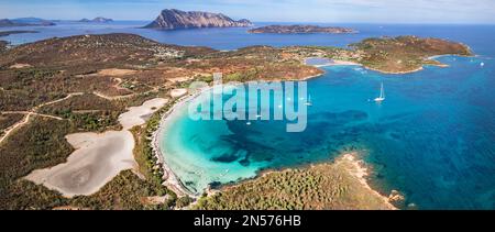 Sardegnia Insel Natur Landschaft und besten Stränden. Luftdrohne Panoramablick auf den schönen Brandinchi Strand bei Sonnenuntergang. Sommerferien in Italien Stockfoto