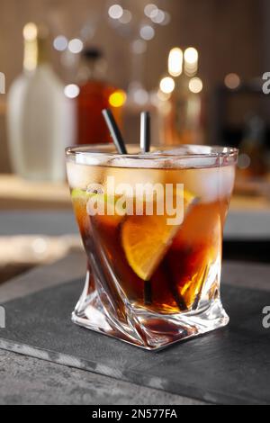 Cuba Libre Cocktail auf Tisch in der Bar Stockfoto