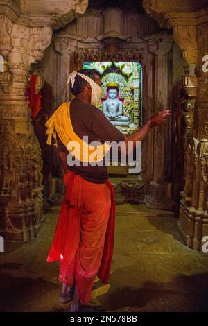 Priester mit Mundschutz, Chandraprabhu Jain Tempel im Fort, Jaisalmer, Jaisalmer, Rajasthan, Indien Stockfoto