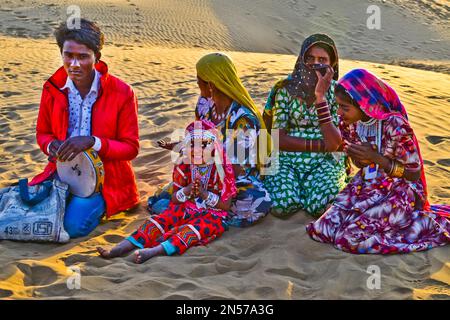 Musiker und Tänzer in Thar Desert, Thar Desert, Rajasthan, Indien Stockfoto