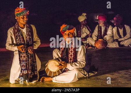 Musiker und Tänzer in Thar Desert, Thar Desert, Rajasthan, Indien Stockfoto