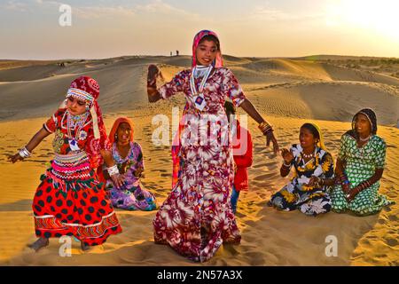 Musiker und Tänzer in Thar Desert, Thar Desert, Rajasthan, Indien Stockfoto