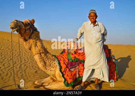 Kamelführer in der Thar Wüste, Thar Wüste, Rajasthan, Indien Stockfoto