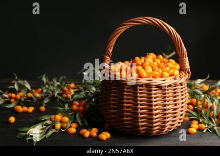 Reife Sanddornbeeren auf einem schwarzen Holztisch Stockfoto