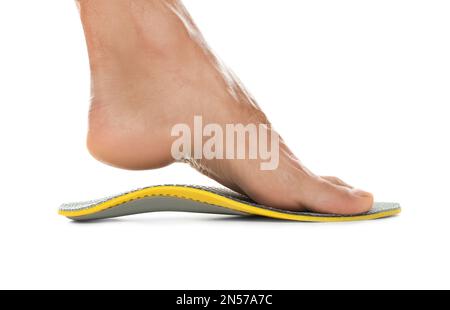 Mann mit orthopädischer Einlegesohle auf weißem Hintergrund, Nahaufnahme. Fußpflege Stockfoto