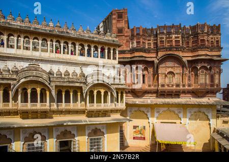Majestätisches Meherangarh Fort, Court mit Krönungssitz, Jodpur, Jodpur, Rajasthan, Indien Stockfoto