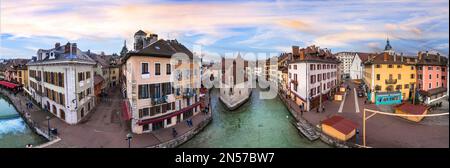 Reisen und Sehenswürdigkeiten in Frankreich. Romantischer Blick auf die wunderschöne Altstadt von Annecy aus der Vogelperne mit mittelalterlicher Burg. Region Haute-Savoi Stockfoto