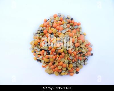 Mischung aus Linsen, die in Indien weit verbreitet sind. Linsen sind Masoorlinsen, Mungabohnen, Schwarzes Gramm, Taubenerbse und Kichererbse. Stockfoto