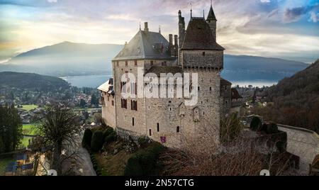 Die schönsten mittelalterlichen Burgen Frankreichs - das märchenhafte Menthon in der Nähe des Sees Annecy. Luftaufnahme Stockfoto