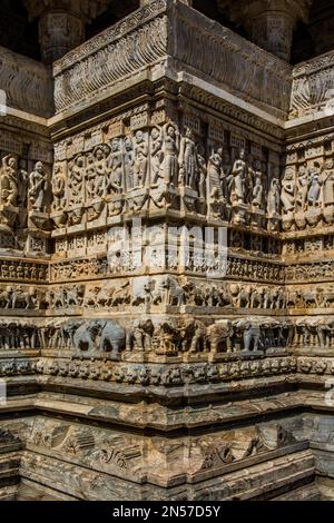 Erleichterung mit Darstellungen von Vishnu, tanzenden Nymphen, Szenen aus dem Leben von Krishna, Elefanten, Tänzern und Musikern, Jagdish-Tempel, Udaipur Stockfoto