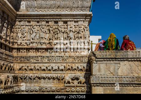 Erleichterung mit Darstellungen von Vishnu, tanzenden Nymphen, Szenen aus dem Leben von Krishna, Elefanten, Tänzern und Musikern, Jagdish-Tempel, Udaipur Stockfoto