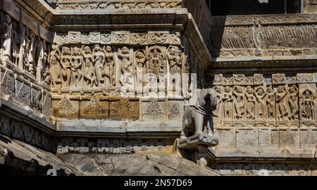 Erleichterung mit Darstellungen von Vishnu, tanzenden Nymphen, Szenen aus dem Leben von Krishna, Elefanten, Tänzern und Musikern, Jagdish-Tempel, Udaipur Stockfoto