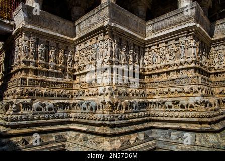 Erleichterung mit Darstellungen von Vishnu, tanzenden Nymphen, Szenen aus dem Leben von Krishna, Elefanten, Tänzern und Musikern, Jagdish-Tempel, Udaipur Stockfoto